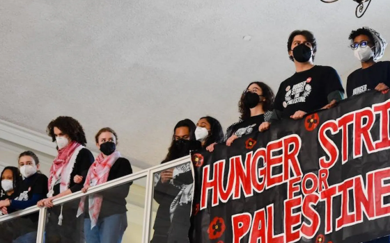 طلاب جامعة براون المضربين عن الطعام حتى تحقيق مطالبهم