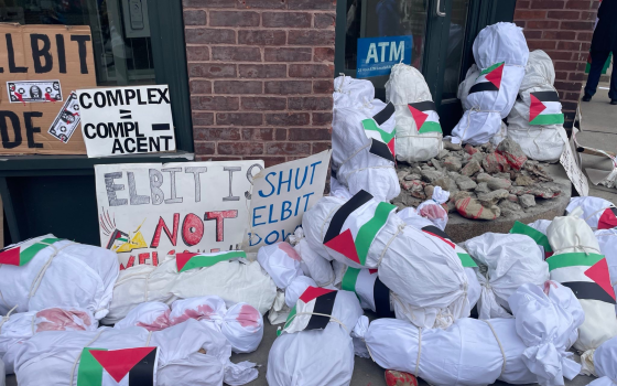 وضع المحتجون أكفان أطفال على أبواب إلبيت سيستمز