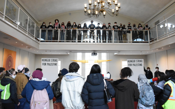 طلاب جامعة براون خلال إعلانهم عن بدئهم الإضراب عن الطعام