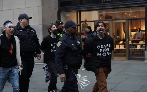 لحظة اعتقال النشطاء الذين عطلوا ظهور بايدن