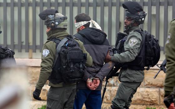 جنود إسرائيليون يعتقلون شابًا في الضفة الغربية