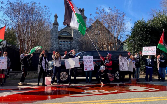 من مكان الاعتصام أمام منزل بلينكن