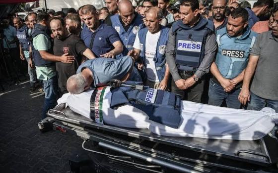 مجموعة من الصحفيين في غزة يودعون جثمان زميل لهم