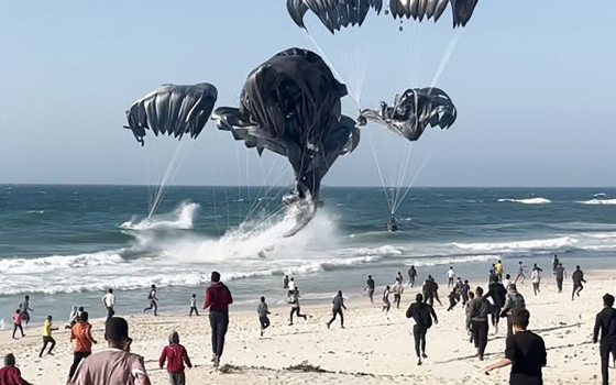 المساعدات الجوية لأهالي قطاع غزة