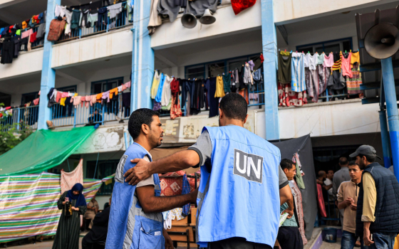 موظفون من الأونروا في مدرسة مزدحمة بالنازحين