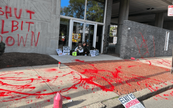 صورة من احتلال أحد مصانع "إلبيت سيستمز"