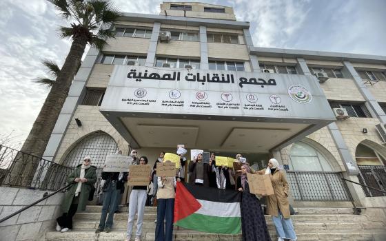 صورة من وقفة سابقة أمام مجمع النقابات المهنية