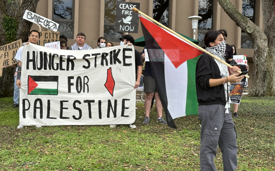 طلاب جامعة جنوب فلوريدا في مسيرة قبيل البدء بالإضراب عن الطعام