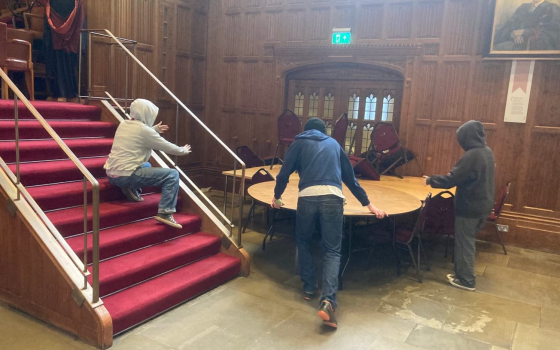 سيطرة طلاب جامعة بريستول على مبنى ويلز التاريخي