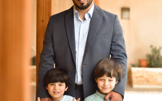 صورة مؤيد الخطيب برفقة أطفاله