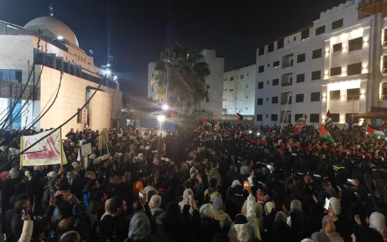 قمع الأمن الأردني للمتظاهرين أمام سفارو العدو