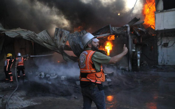 رجل إطفاء في فريق الدفاع المدني في غزة