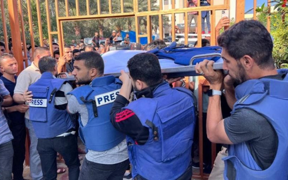 صحفيون من غزة يحملون نعش زميلهم الشهيد