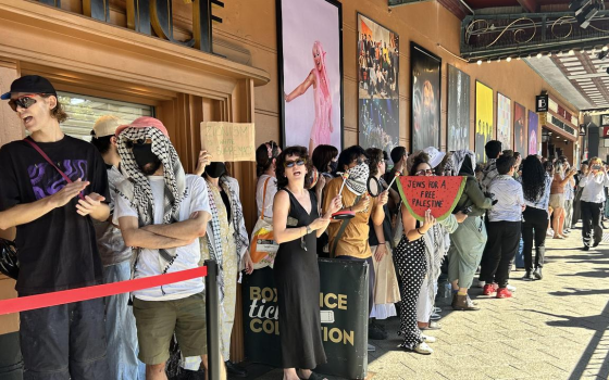 من مكان الاحتجاج خارج مسرح "إنمور" في أستراليا