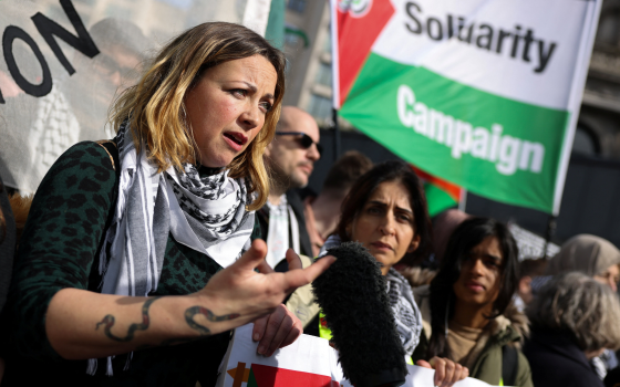 شارلوت تشيرش - مغنية ويلزية