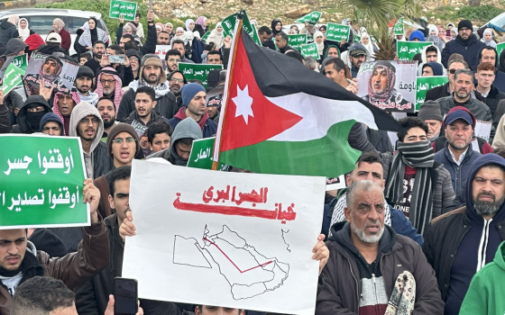 مظاهرة داعمة لفلسطين في الأردن حول الجسر البري