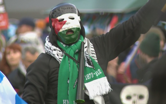 متضامن في مظاهرة داعم لفلسطين