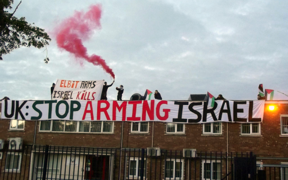 صورة حصارمصنع أسلحة في بريطانيا