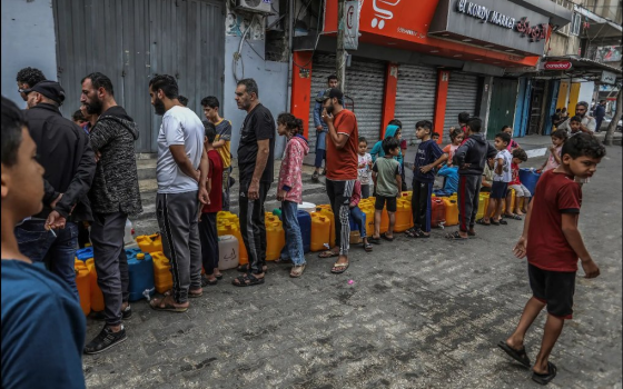 أهالي غزة ينتظرون دورهم لتعبئة مياه الشرب