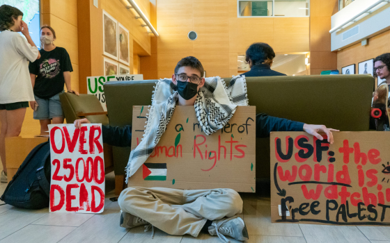 طالب من الطلاب المضربين عن الطعام في جامعة جنوب فلوريدا