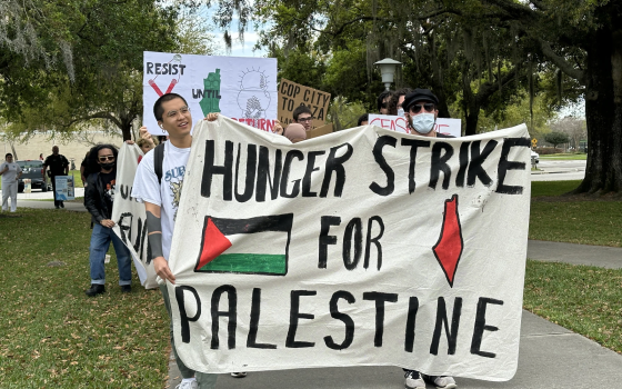 طلاب جامعة جنوب فلوريدا في مسيرة قبيل البدء بالإضراب عن الطعام