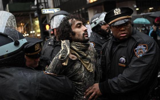 اعتقال شرطة نيويورك لأحد المتظاهرين