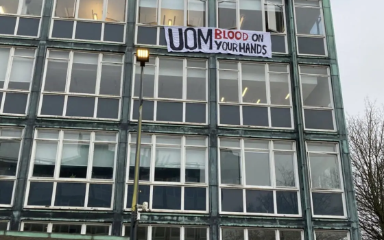 “إجراء احترازي”! فصل طالب فضح عنصرية مسؤولة رفيعة في جامعة مانشستر