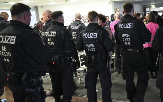 السلطات الألمانية تتحدى مؤيدي فلسطين وتقمع مؤتمرًا تضامنيًا