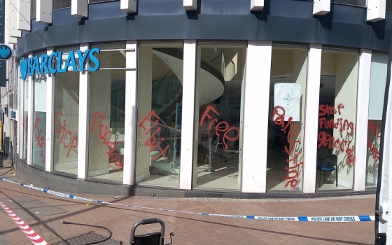 متضامنون يدمّرون واجهة أحد فروع بنك باركليز في لندن