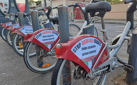 ملصقات تطالب بوقف تسليح الاحتلال في شوارع تولوز الفرنسية