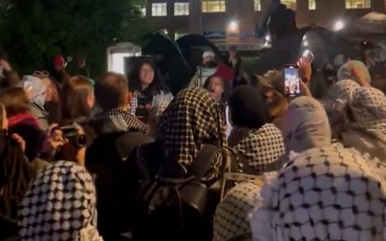 مظاهرة طلابية في المخيم التضامني الداعم لغزة