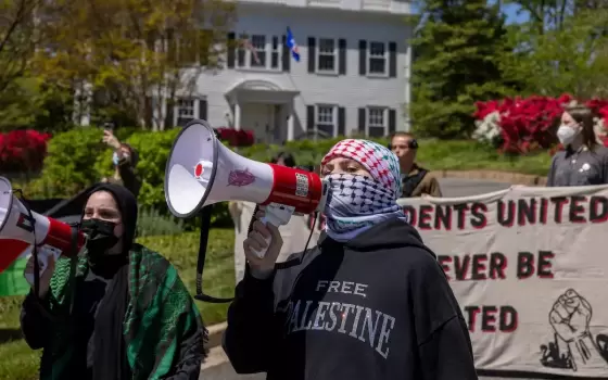 طلاب “الجامعة الأمريكية” يتظاهرون للمطالبة بسحب الاستثمارات