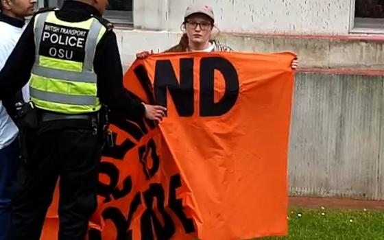 استهداف وزارة الدفاع البريطانية من قبل "حركة فلسطين و "يوث ديماند"