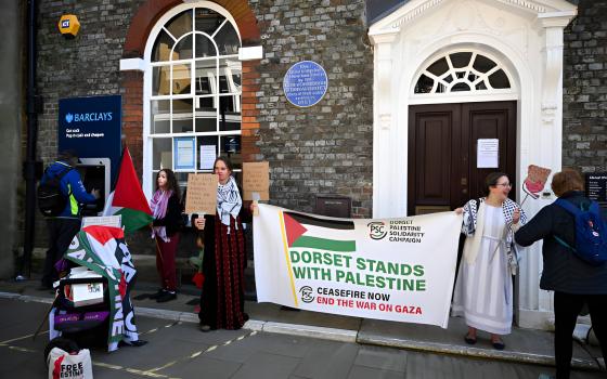 من أمام بنك باركليز