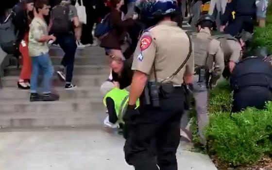 قمع عناصر الشرطة الأمريكية لطلبة الجامعة