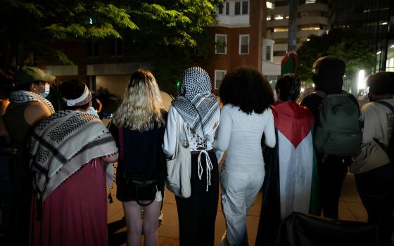 لتفادي اختراقه.. طلاب جورج واشنطن يشكلون سلسلة لإغلاق مدخل مخيمهم