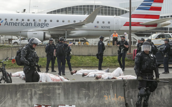 أمريكيون لأجل فلسطين يعرقلون الجسور ويغلقون طرقًا حيوية