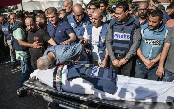 مجموعة من الصحفيين في غزة يودعون جثمان زميل لهم