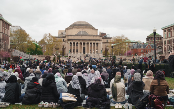 معتصمون يؤدون صلاة وخطبة الجمعة في ساحة جامعة كولومبيا