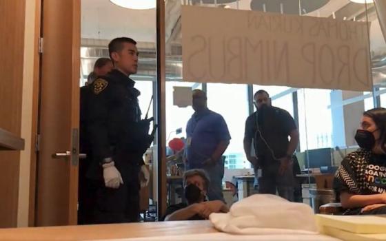 شركة “جوجل” تستدعي الشرطة الأمريكية لاعتقال موظفيها الذين أعلنوا الاعتصام المفتوح في مكتب الرئيس التنفيذي