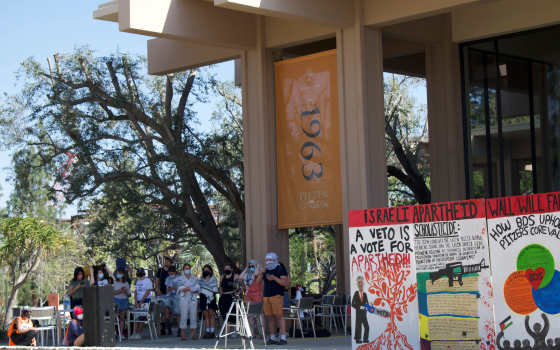 طلاب كلية بيتزر في كاليفورنيا