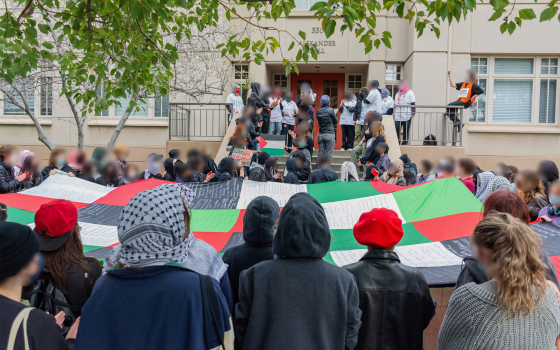 طلاب بيترز يحشدون ضد دفع الرسوم