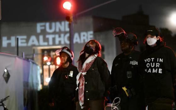 اعتقال فتاة خلال حصار منزل زعيم الجمهوريين