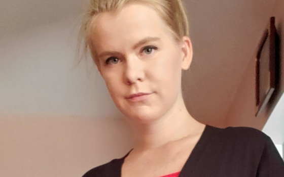 وانتقدت الصمت.. منظمة "أونست ريبورتنغ" تهاجم طالبة كتبت مقالاً عن الإبادة