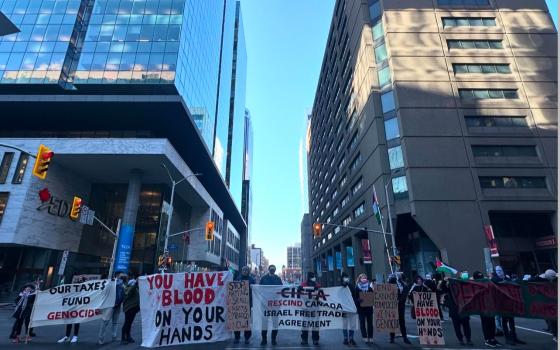 متضامنون يغلقون الطريق أمام شركة تنمية الصادرات الكندية