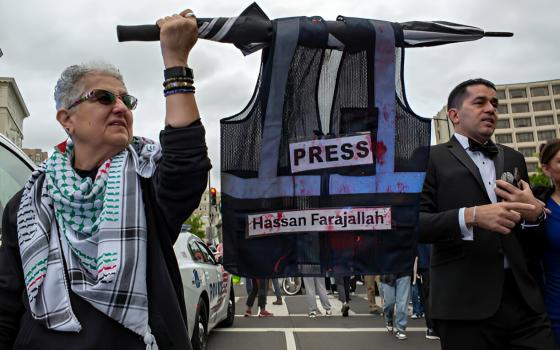 بنصبٍ تذكاري! شهداء غزة الصحفيين يحضرون عشاء مراسلي البيت الأبيض