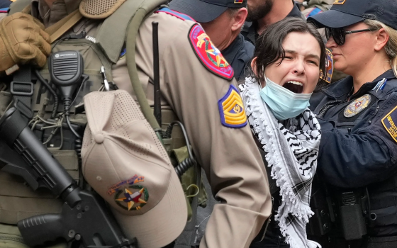 اعتقال فتاة خلال المخيم التضامني في جامعة أمريكية