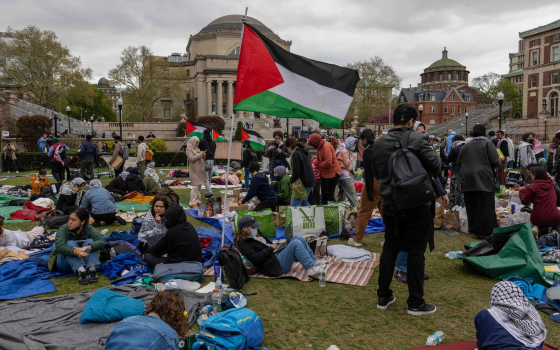 عقب فض وقمع.. طلاب جامعة ييل يعيدون نصب خيامهم تضامنًا مع غزة
