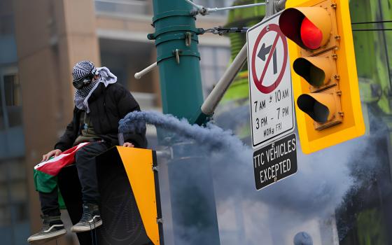 متظاهر داعم لفلسطين في وقفة احتجاجية للتنديد بمجازر غزة