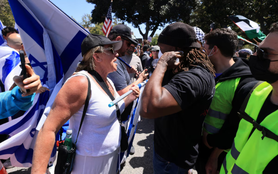 خلال توسيع المخيم.. أنصار فلسطين في جامعة كاليفورنيا يتصدون لمؤيدي الاحتلال